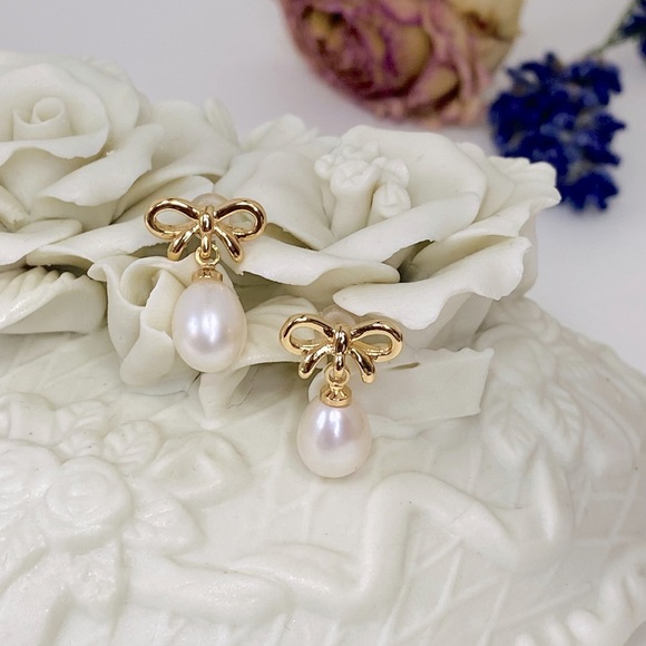 Freshwater Pearl Dainty Earrings Bowtie - Picture 3 of 4